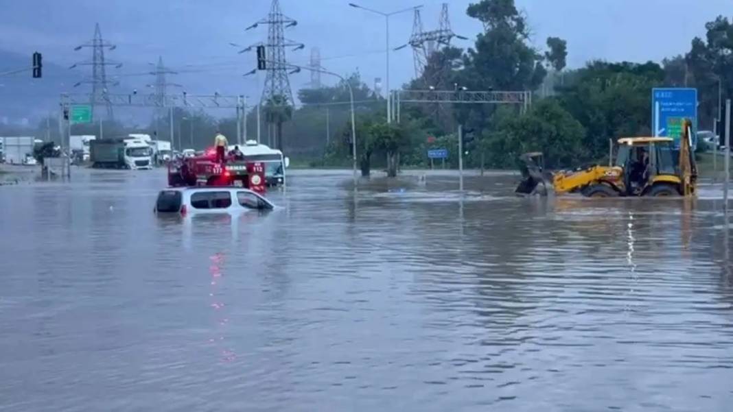 Hatay’da Sağanak Sel Oldu: Öğrenciler Kepçeyle Kurtarıldı! 3